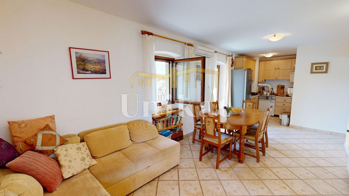 Proprietà con due case in pietra - piscina e ampio giardino